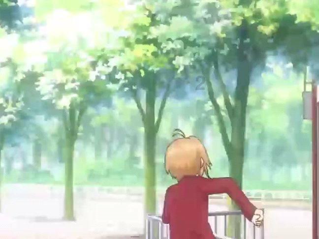 沙滩游玩的女孩们